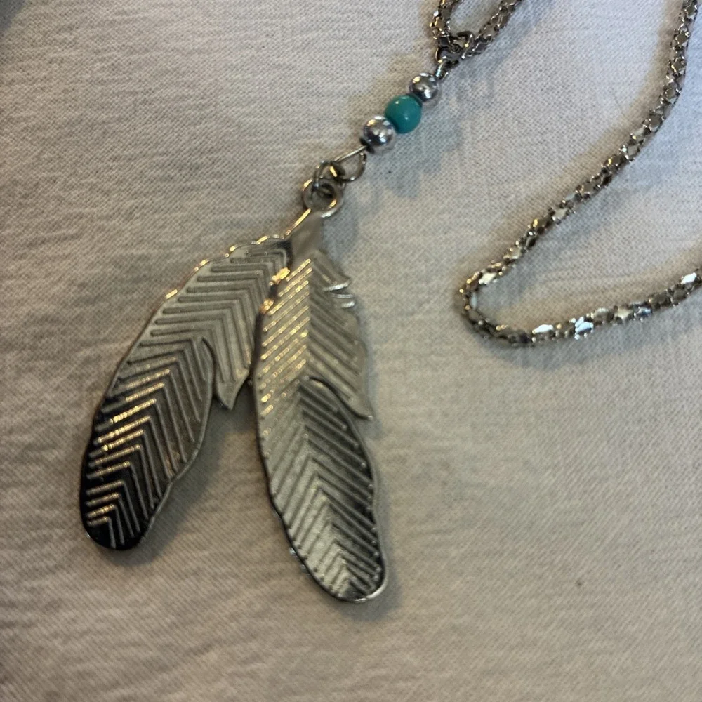 Woman's Silver Tone Feather Pendant w/18